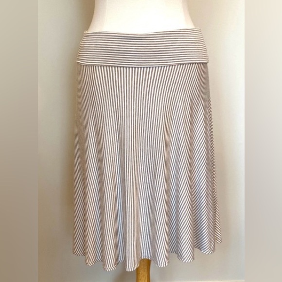 Max Studio Dresses & Skirts - Max Studio Tan Cream Pinstriped SZ S Pull On Weekend Casual Coastal Preppy Skirt